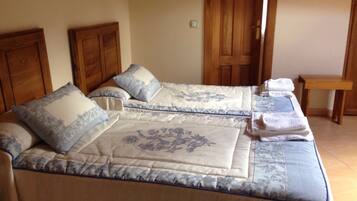 Habitación doble | Escritorio, cortinas opacas, tabla de planchar con plancha