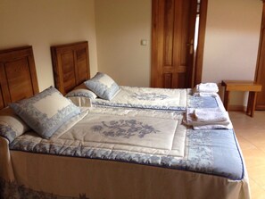 双人房 | 办公桌、遮光窗帘、熨斗/熨板、免费婴儿��床