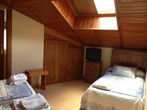 三人房 | 办公桌、遮光窗帘、熨斗/熨板、免费婴儿床