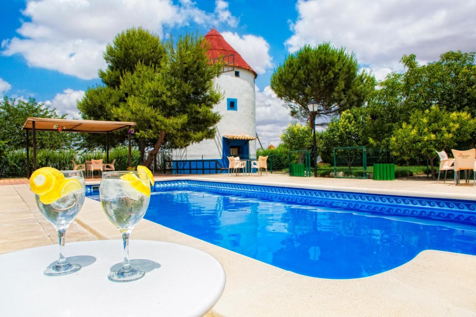 季节性开放的室外游泳池