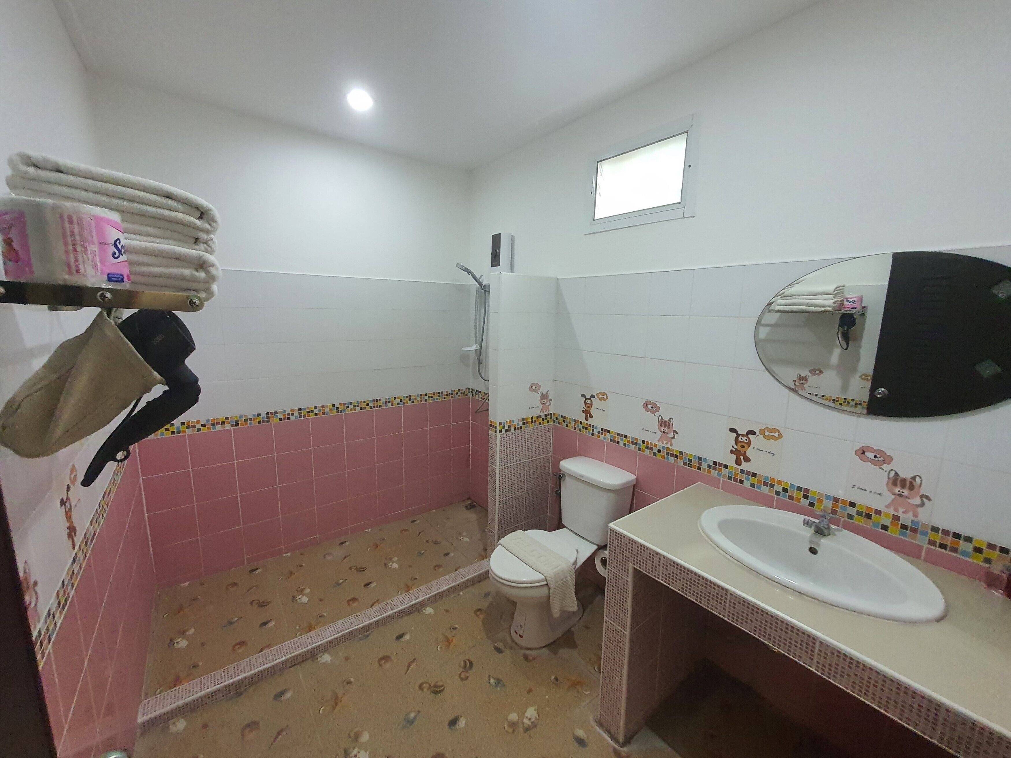 Ein Badezimmer mit Toilette, Waschbecken und Dusche.