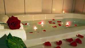 Amenidades de baño gratuitas, secadora de cabello, pantuflas, toallas