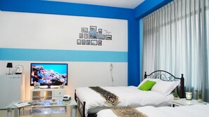 Habitación cuádruple estándar, 2 camas matrimoniales | Decoración personalizada, escritorio, cortinas blackout y camas extra