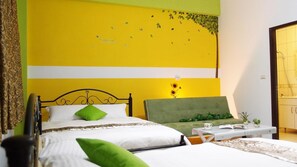 Habitación doble estándar, balcón | Decoración personalizada, escritorio, cortinas blackout y camas extra