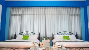 Habitación cuádruple estándar, 2 camas matrimoniales | Decoración personalizada, escritorio, cortinas blackout y camas extra