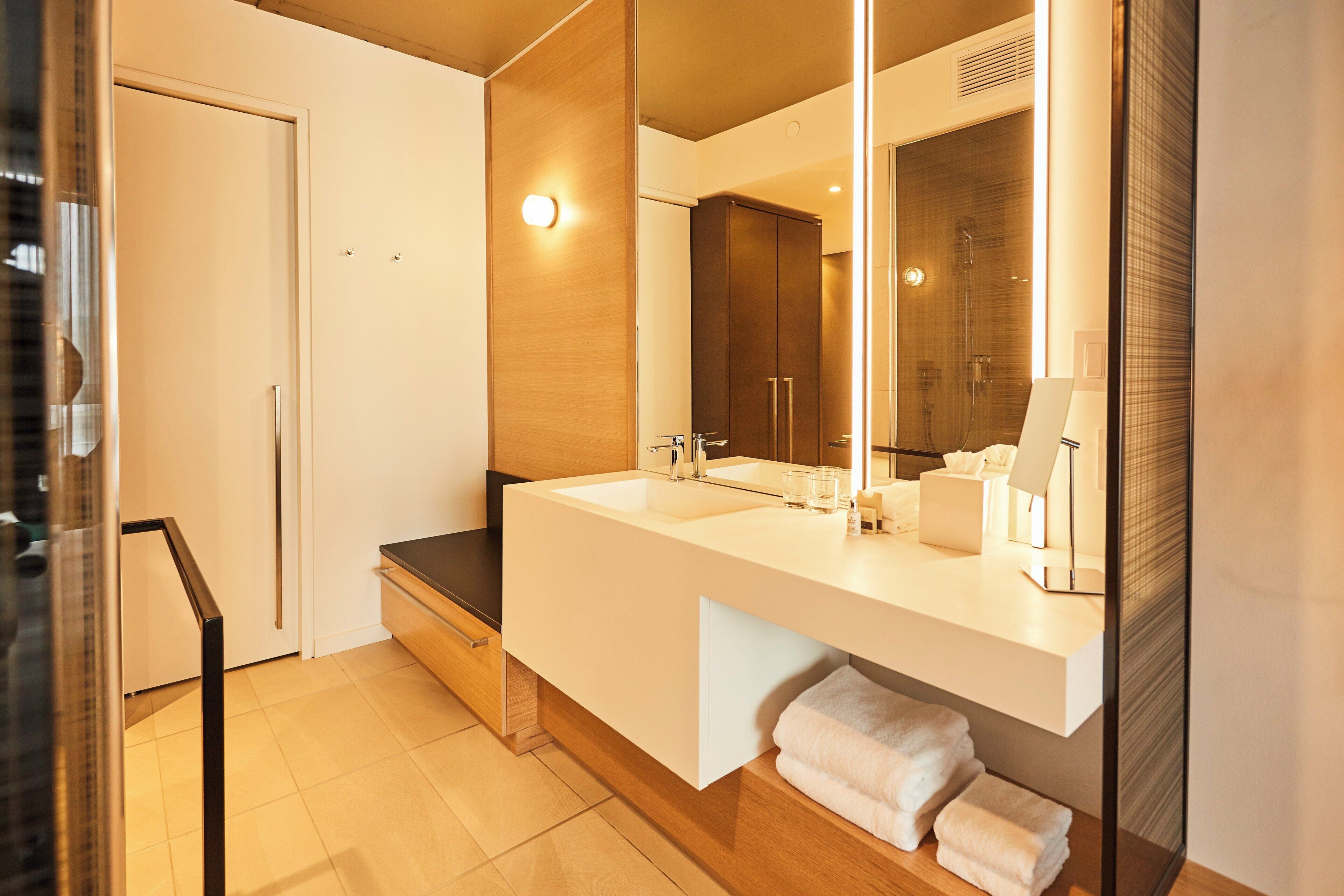 signature room, 1 king bed, city view | egyptian cotton sheets, premium bedding, minibar, in-room safe