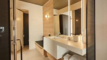 Premium Room, 1 King Bed, City View, Corner | Bathroom | Designer toiletries, hair dryer, bathrobes, slippers