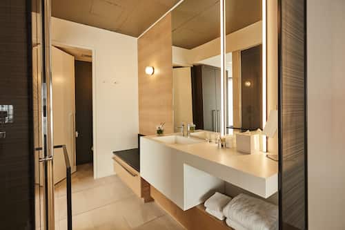 Chambre Premium, 1 très grand lit, vue ville, en angle | Salle de bain | Articles de toilette de luxe, sèche-cheveux, peignoirs, chaussons