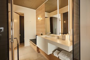 Quarto premium, 1 cama King, vista para a cidade, no canto | Banheiro | Produtos de toalete de grife, secador de cabelo, roupões de banho
