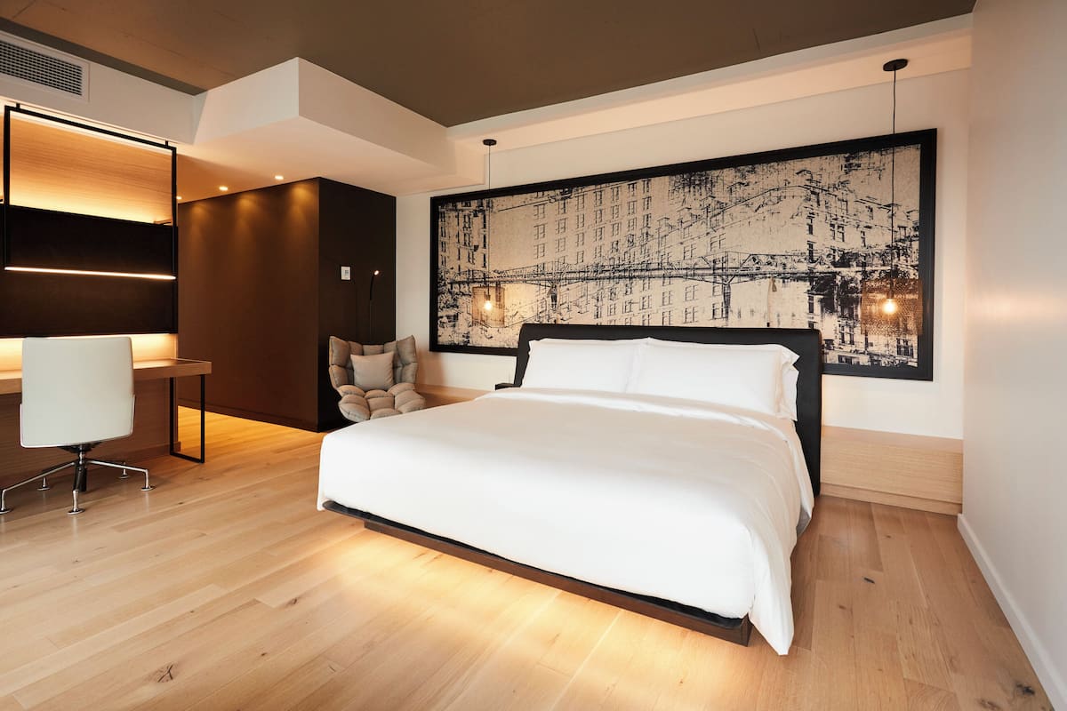 Premier suite | Lakens van Egyptisch katoen, luxe beddengoed, een minibar
