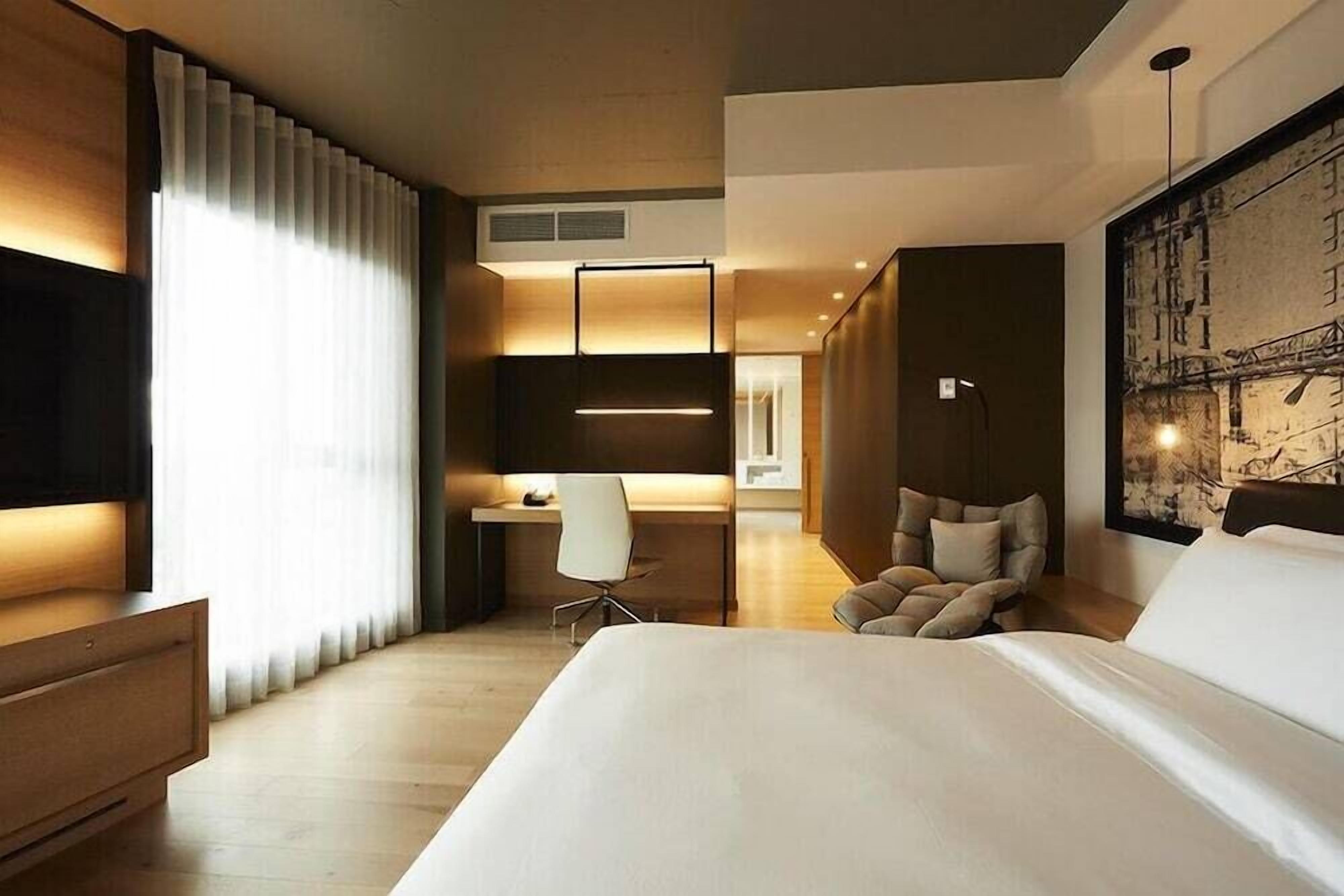 Egyptian cotton sheets, premium bedding, minibar, in-room safe