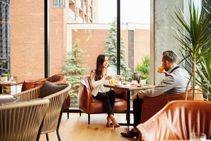 Breakfast, lunch and dinner served - Le Germain Hotel Ottawa (Ottawa)