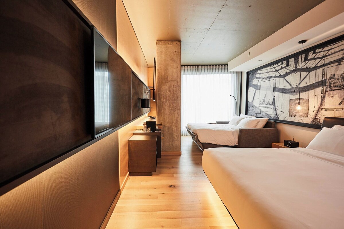 Egyptian cotton sheets, premium bedding, minibar, in-room safe