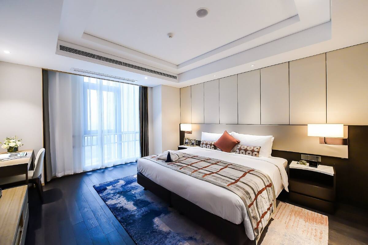 In-room safe, desk, iron/ironing board, bed sheets