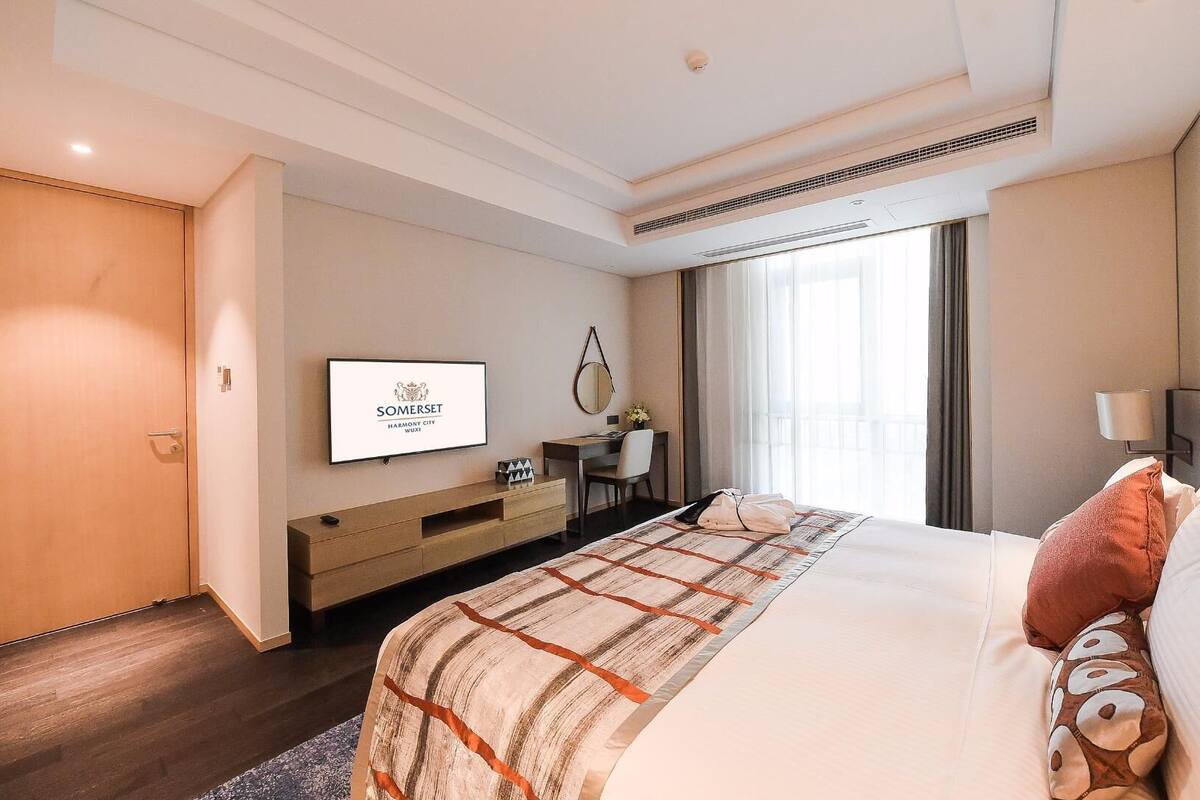 In-room safe, desk, iron/ironing board, bed sheets