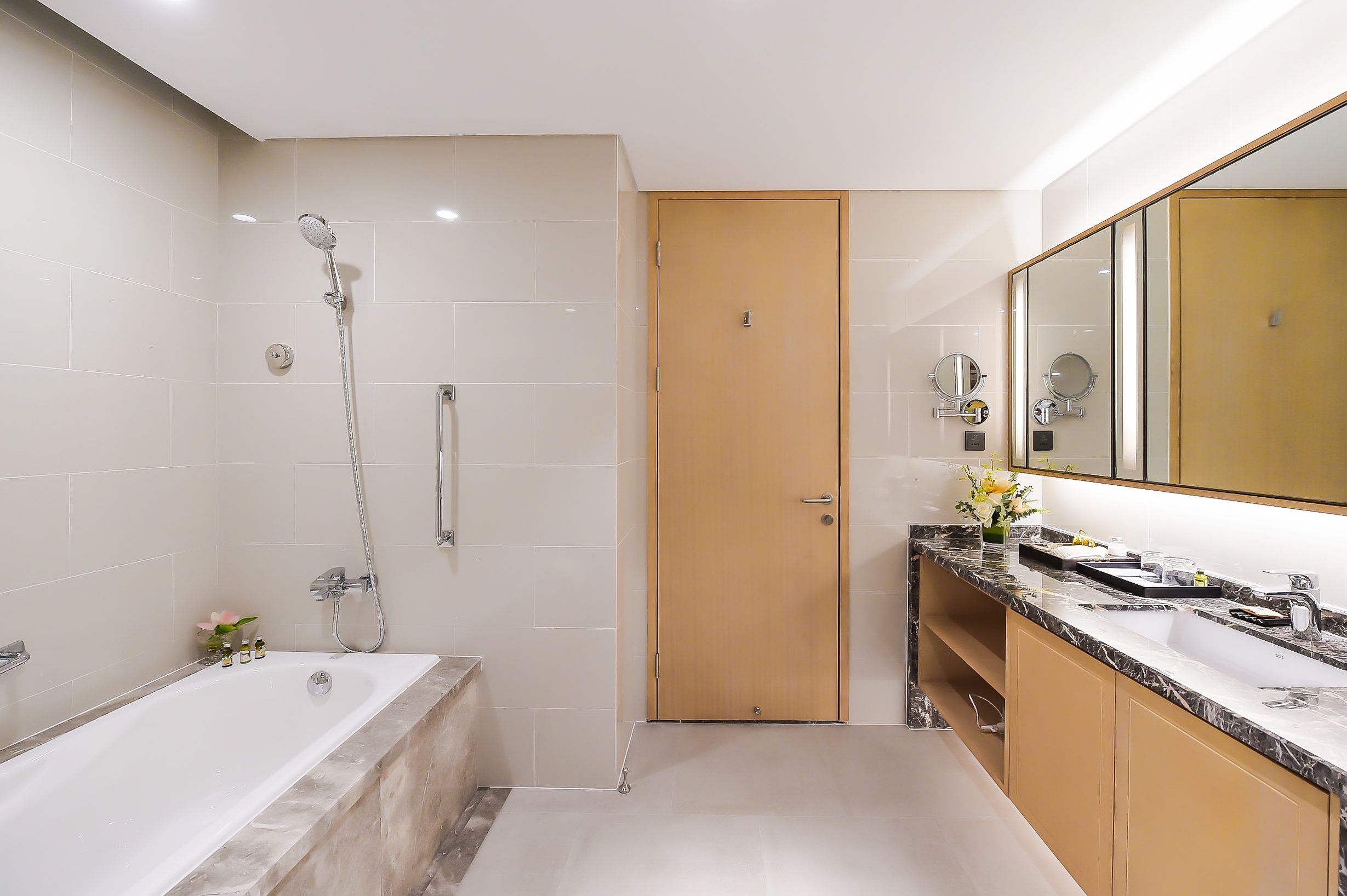 Deluxe Room, 1 Bedroom | Bathroom