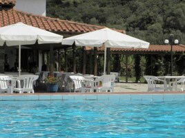 Outdoor pool, pool umbrellas, sun loungers