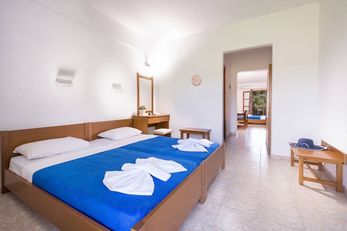 Family Room | Cribs (free), bed sheets