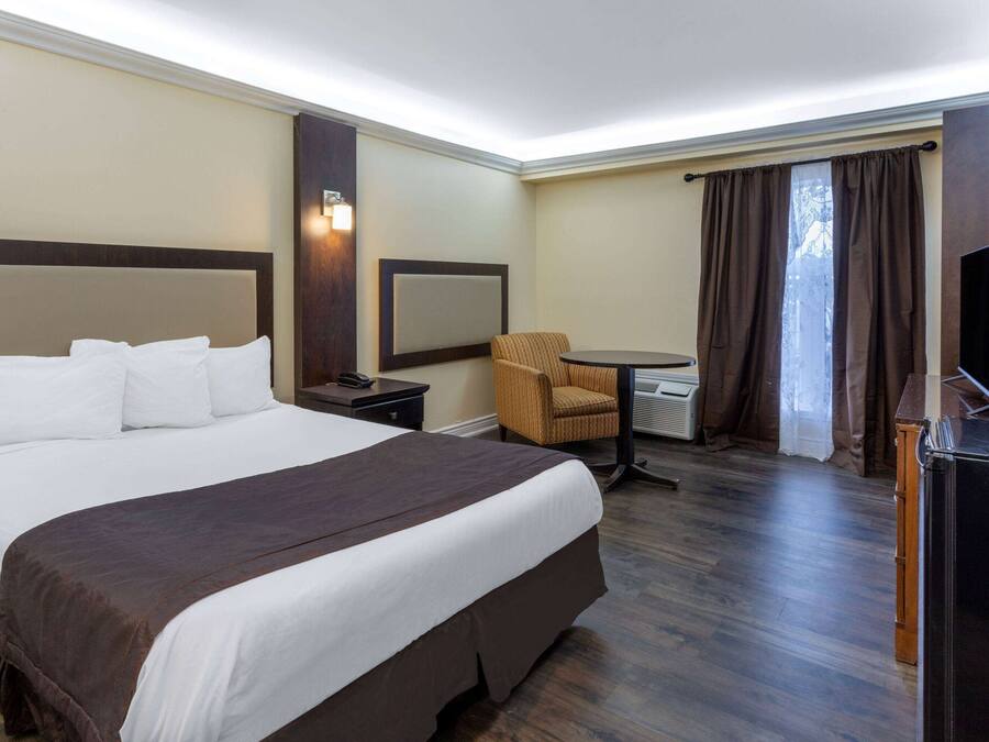 Room, 1 Queen Bed, Non Smoking | Premium bedding, desk, soundproofing, iron/ironing board