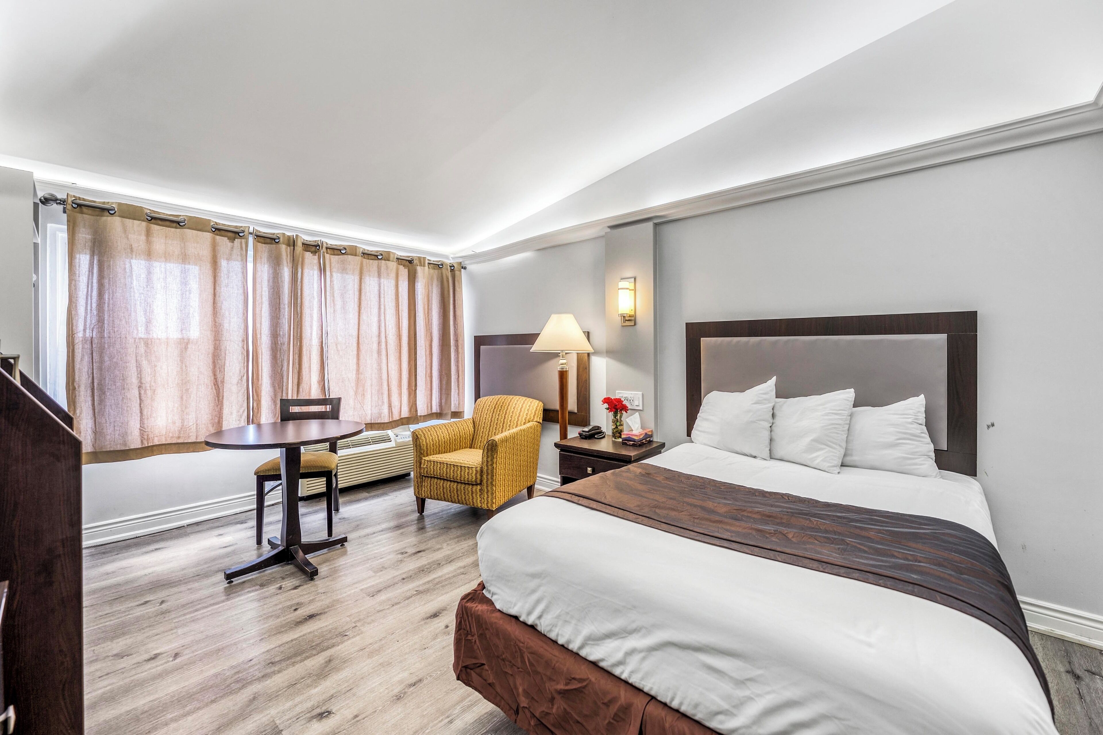 ルーム クイーンベッド 1 台 禁煙 | 高級寝具、デスク、防音設備、アイロン / アイロン台