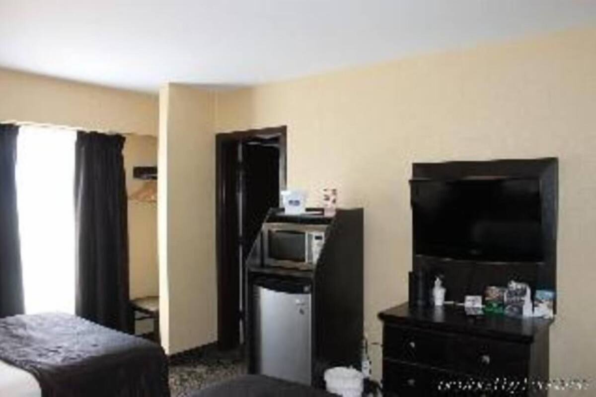 Premium bedding, desk, soundproofing, iron/ironing board