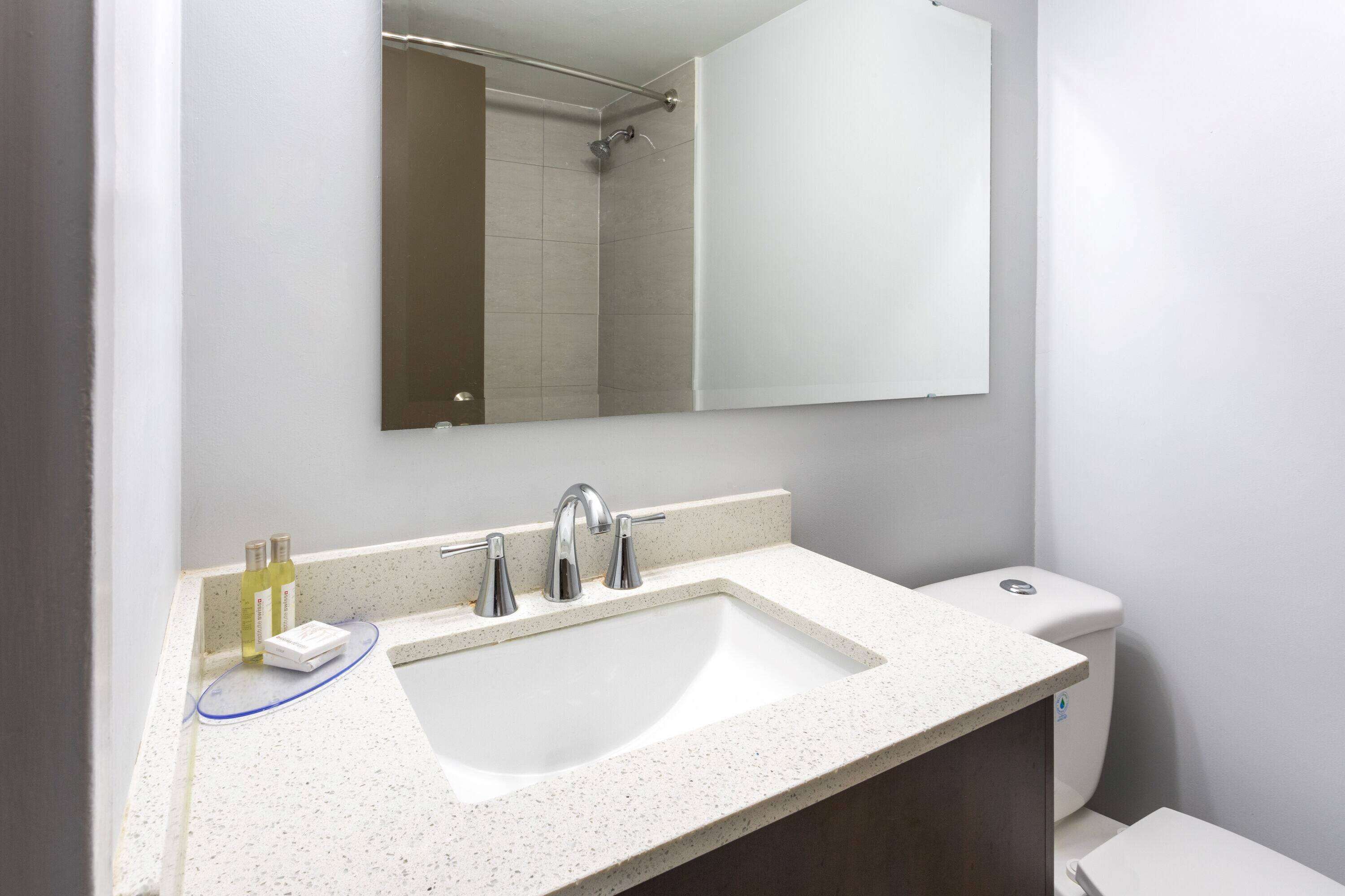 Een bad/douchecombinatie, gratis toiletartikelen, handdoeken