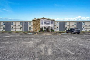 Front of property - Travelodge by Wyndham Sarnia (Sarnia)