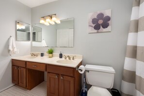 Appartement traditionnel, 2 chambres, cuisine | Salle de bain | Ensemble baignoire-douche, articles de toilette (gratuits)