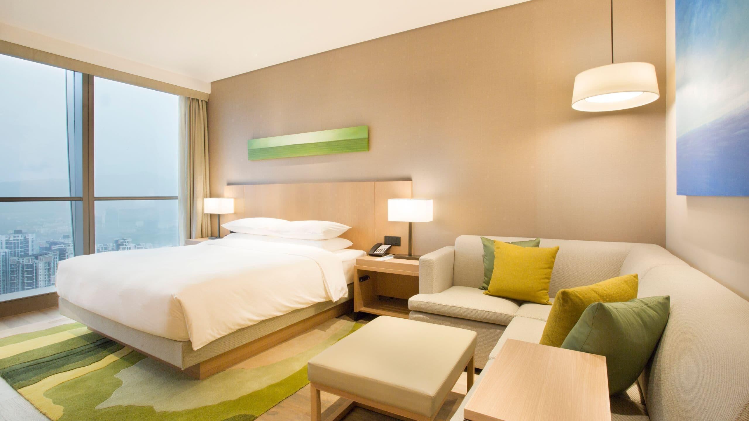 Luxe beddengoed, donsdekens, een kluis op de kamer, een bureau