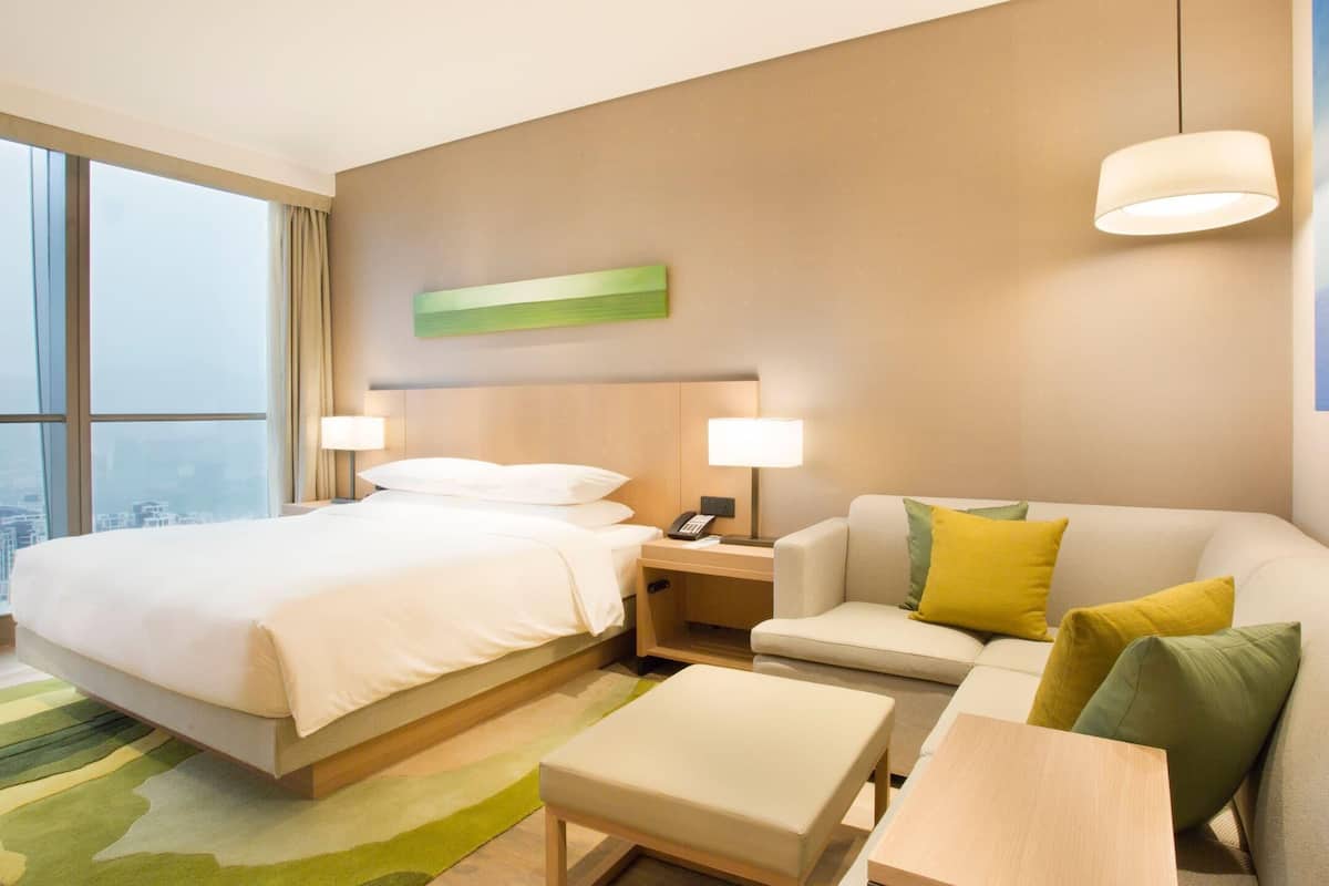 Luxe beddengoed, donsdekens, een kluis op de kamer, een bureau