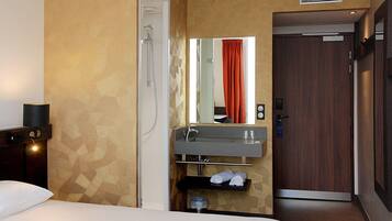 Escritorio, sistema de insonorización, wifi gratis y ropa de cama