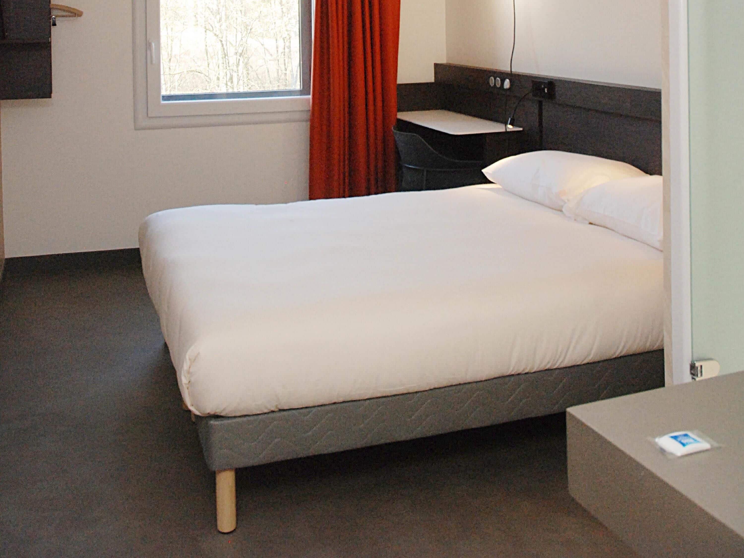double room | desk, soundproofing, free wifi, bed sheets