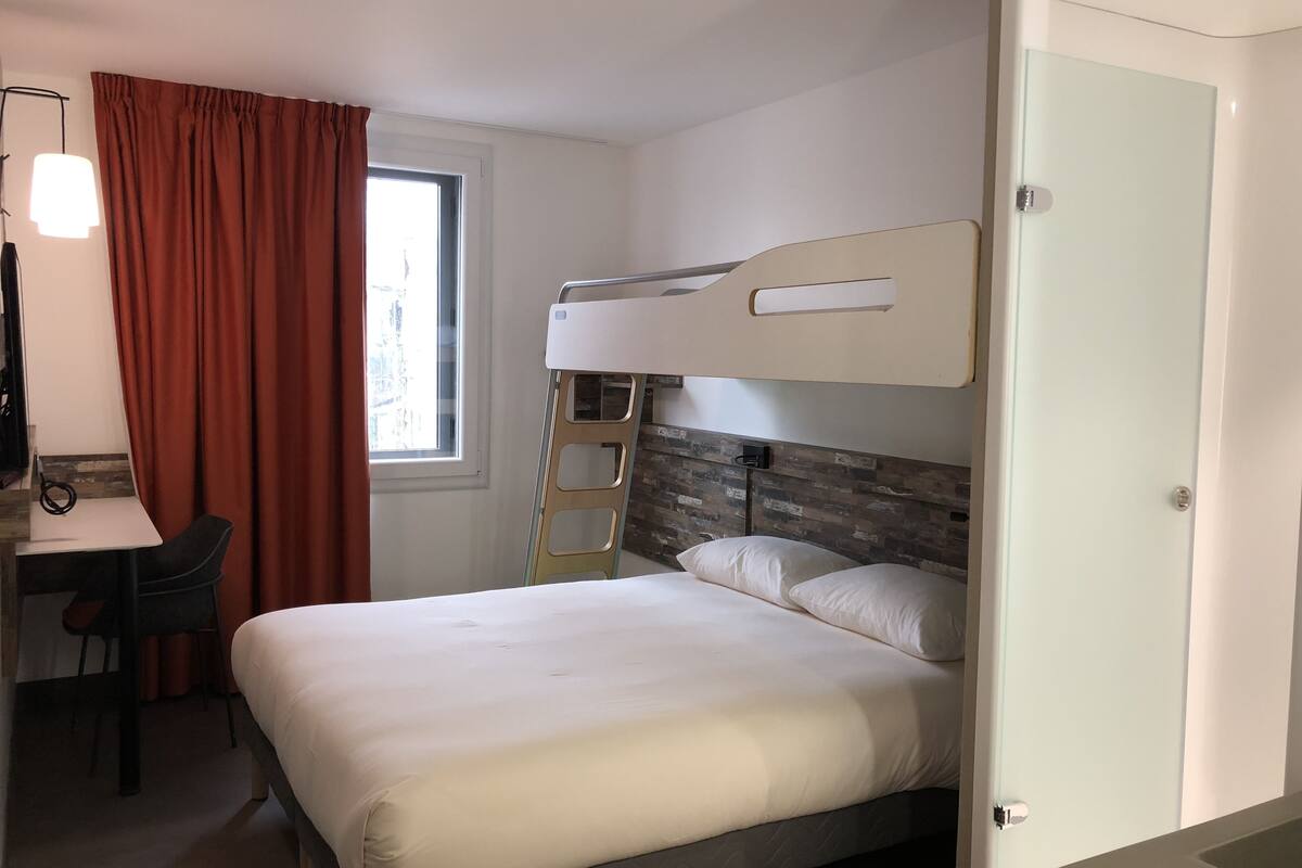 triple room, multiple beds | desk, soundproofing, free wifi, bed sheets