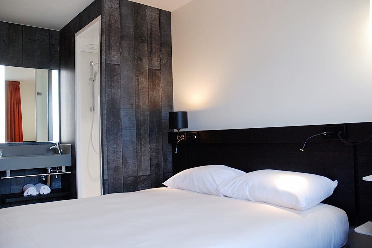 double room | desk, soundproofing, free wifi, bed sheets