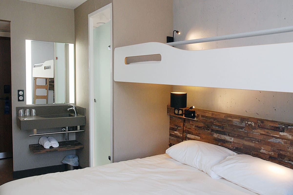 triple room, multiple beds | desk, soundproofing, free wifi, bed sheets