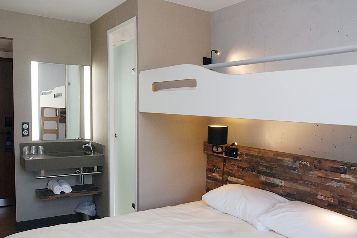 Dreibettzimmer, Mehrere Betten | Schreibtisch, schallisolierte Zimmer, kostenloses WLAN, BettwÀsche