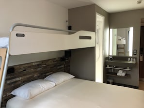 Dreibettzimmer, Mehrere Betten | Badezimmer | Dusche, umweltfreundliche Kosmetikartikel, Haartrockner, HandtĂŒcher