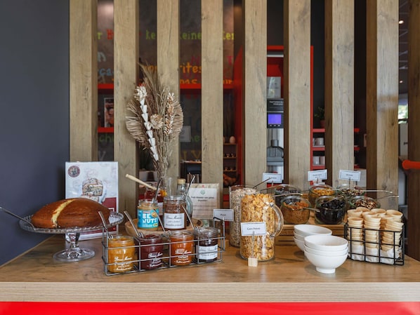 Sarapan prasmanan setiap hari (EUR 14 per orang)