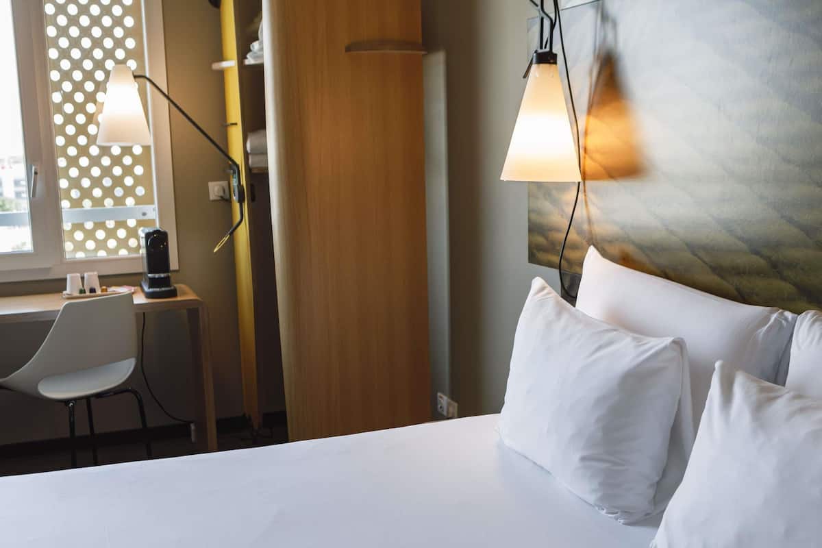 Chambre Familiale, 1 lit double | Literie de qualité supérieure, surmatelas, ameublement personnalisé