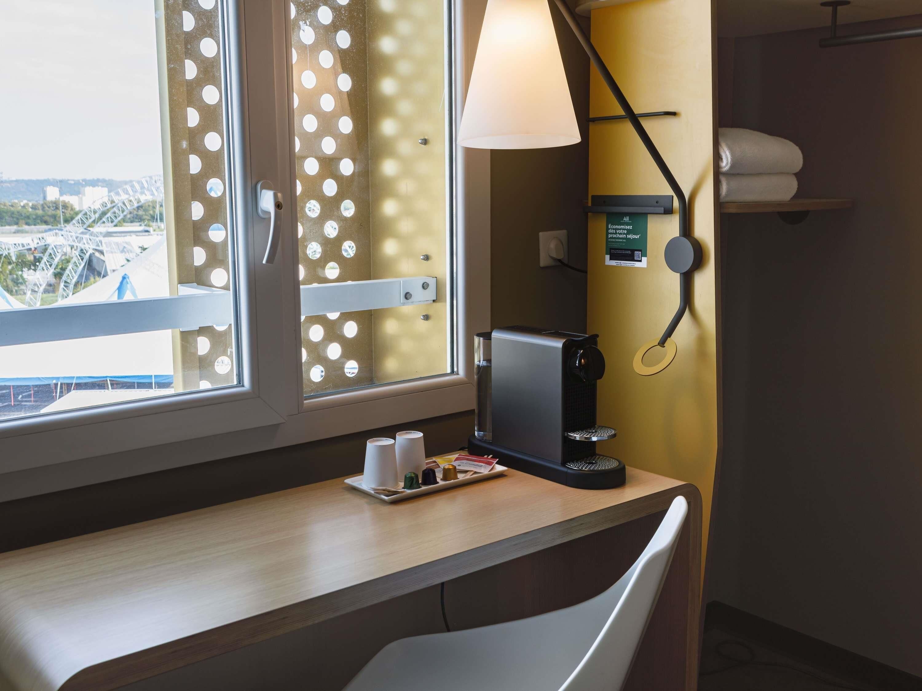 family room, 1 double bed | premium bedding, pillow-top beds, individually furnished, desk