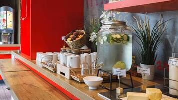Desayuno buffet diario (EUR 14 por persona)