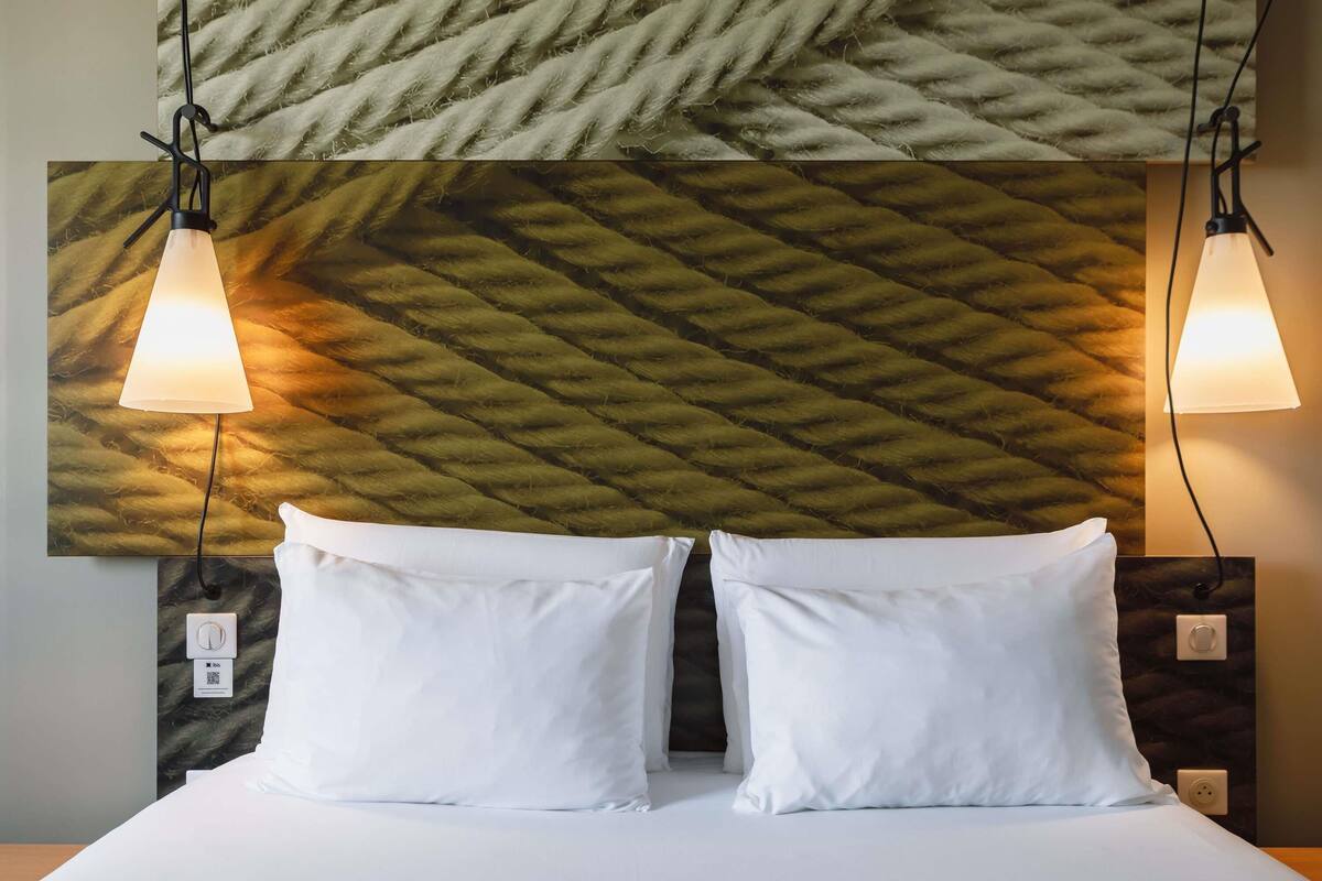 Literie de qualité supérieure, surmatelas, bureau