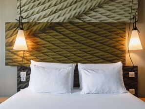 Luxe beddengoed, pillowtop-bedden, individueel gemeubileerd, een bureau