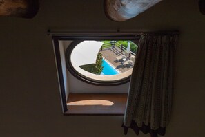 Tweepersoonskamer, terras, uitzicht op tuin | Een gratis minibar, een bureau, verduisterende gordijnen, gratis wifi