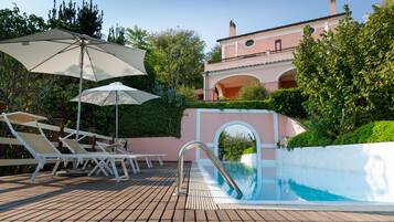 Piscina all'aperto, ombrelloni da piscina, lettini