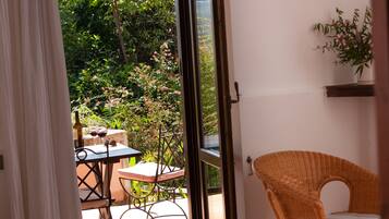 Doppia Comfort, 1 letto queen, patio | Minibar con snack e bevande gratuite, una scrivania, tende oscuranti