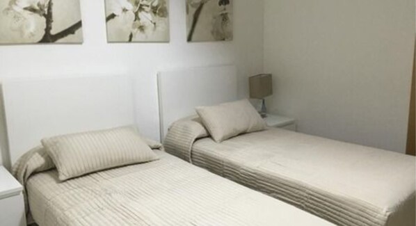 Chambre Double, 2 lits une place, salle de bains commune | Minibar, coffres-forts dans les chambres, bureau
