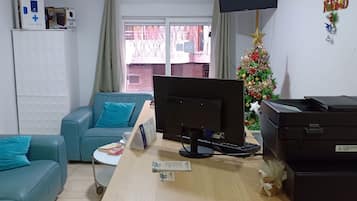 Habitación doble, 2 camas individuales, baño compartido | Baño | Ducha, secador de pelo y toallas