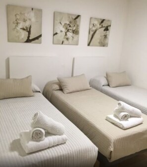 Phòng 3, phòng tắm dùng chung | Minibar, két bảo mật tại phòng, bàn 