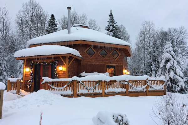 Premium Cabin, "The Yurt", 4 Bedrooms, Firepit | Individually decorated, individually furnished, iron/ironing board